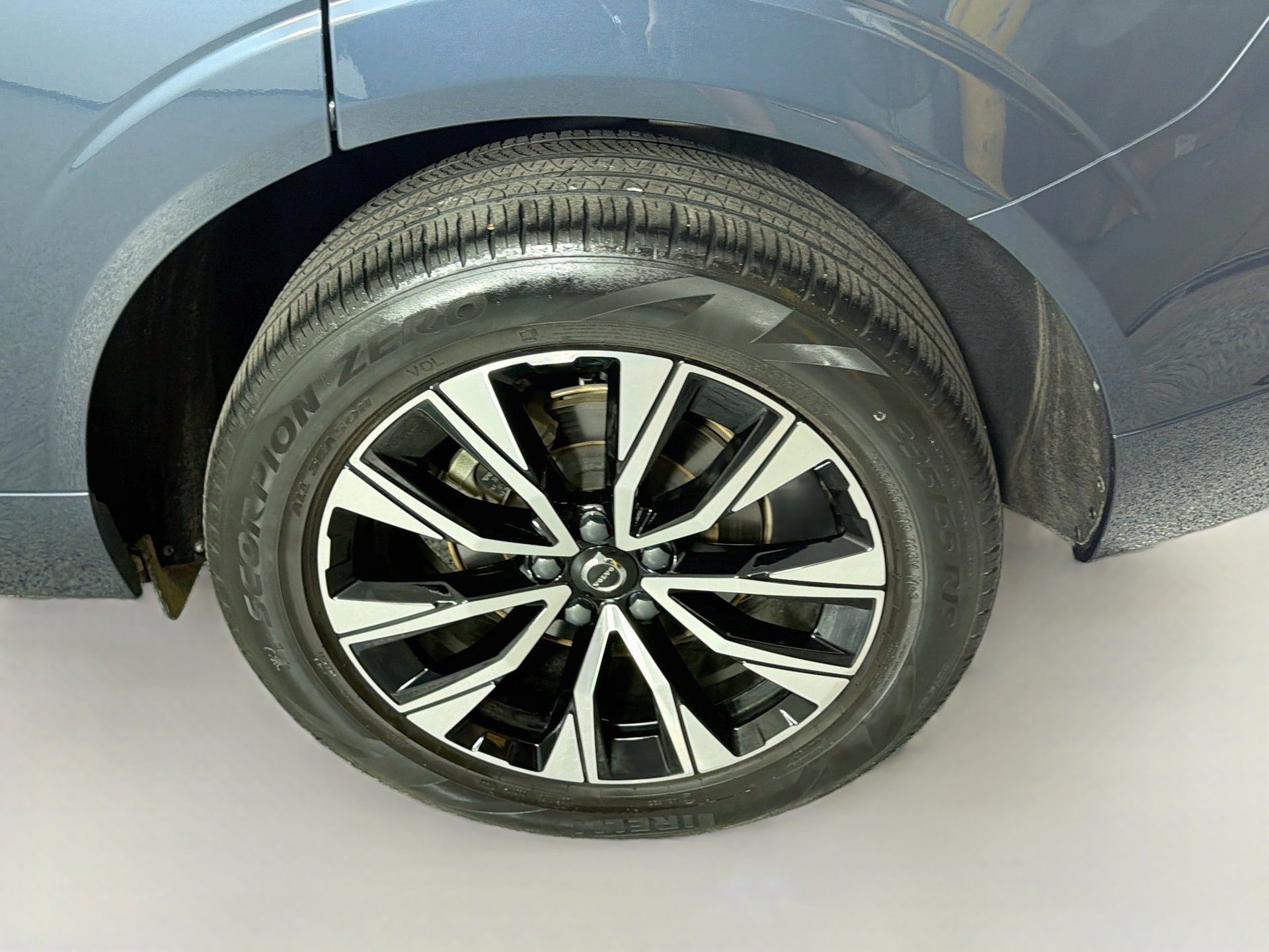 Certified 2023 Volvo XC60 B5 Plus AWD/4WD image 31