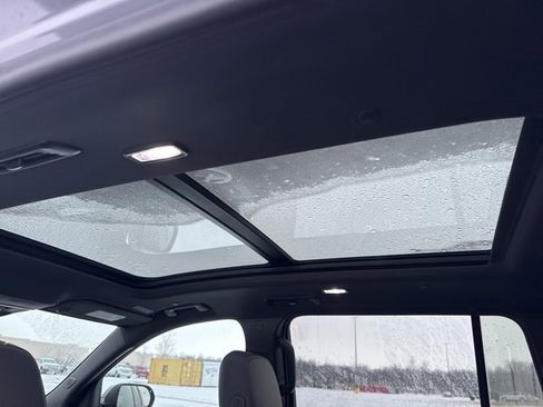 Used 2024 Chevrolet Traverse RS image 8