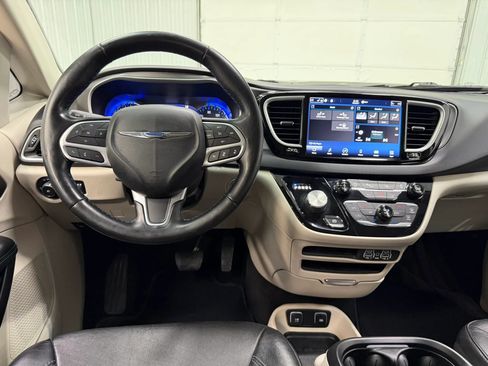 Used 2021 Chrysler Pacifica Touring-L FWD image 21