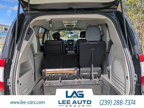Used 2016 Chrysler Town & Country Touring image 9