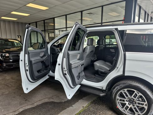 New 2025 Ford Expedition Active image 13