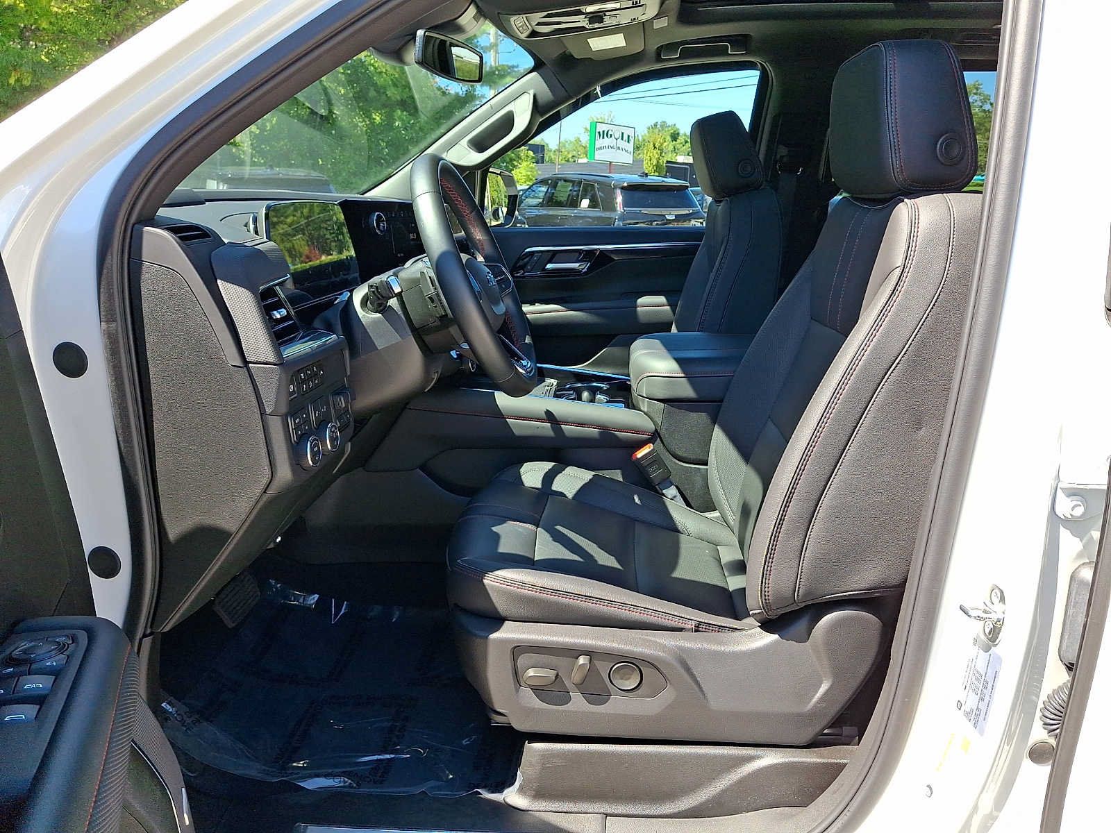Used 2025 Chevrolet Suburban RST AWD/4WD image 17