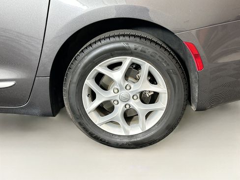 Used 2017 Chrysler Pacifica Touring-L w/ Tire & Wheel Group image 11