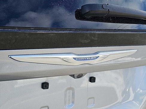 Used 2018 Chrysler Pacifica Touring-L w/ Tire & Wheel Group image 33