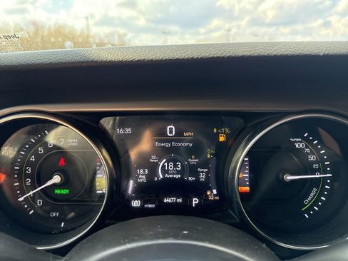 Used 2023 Jeep Wrangler Unlimited w/ Sun & Screen Package image 21