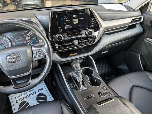Used 2025 Toyota Highlander XLE AWD/4WD image 24
