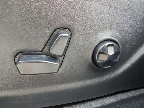 Used 2019 Jeep Cherokee Latitude Plus w/ Comfort/Convenience Group AWD/4WD image 16