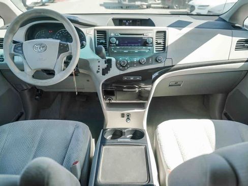 Used 2012 Toyota Sienna LE w/ Towing Pkg FWD image 11