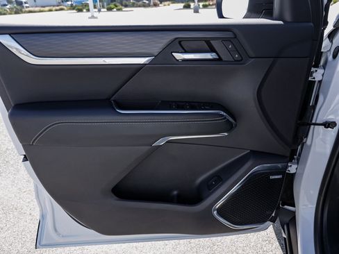 Used 2025 GMC Acadia Elevation image 14