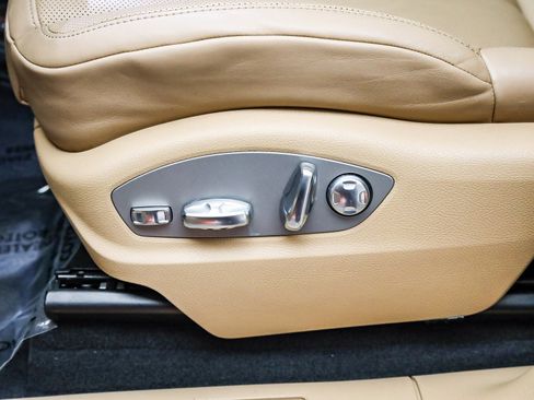 Used 2025 Porsche Macan image 25