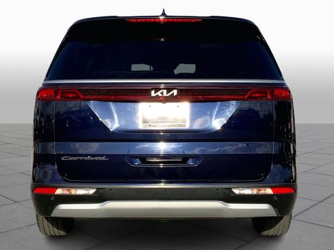 Used 2022 Kia Carnival LX image 4