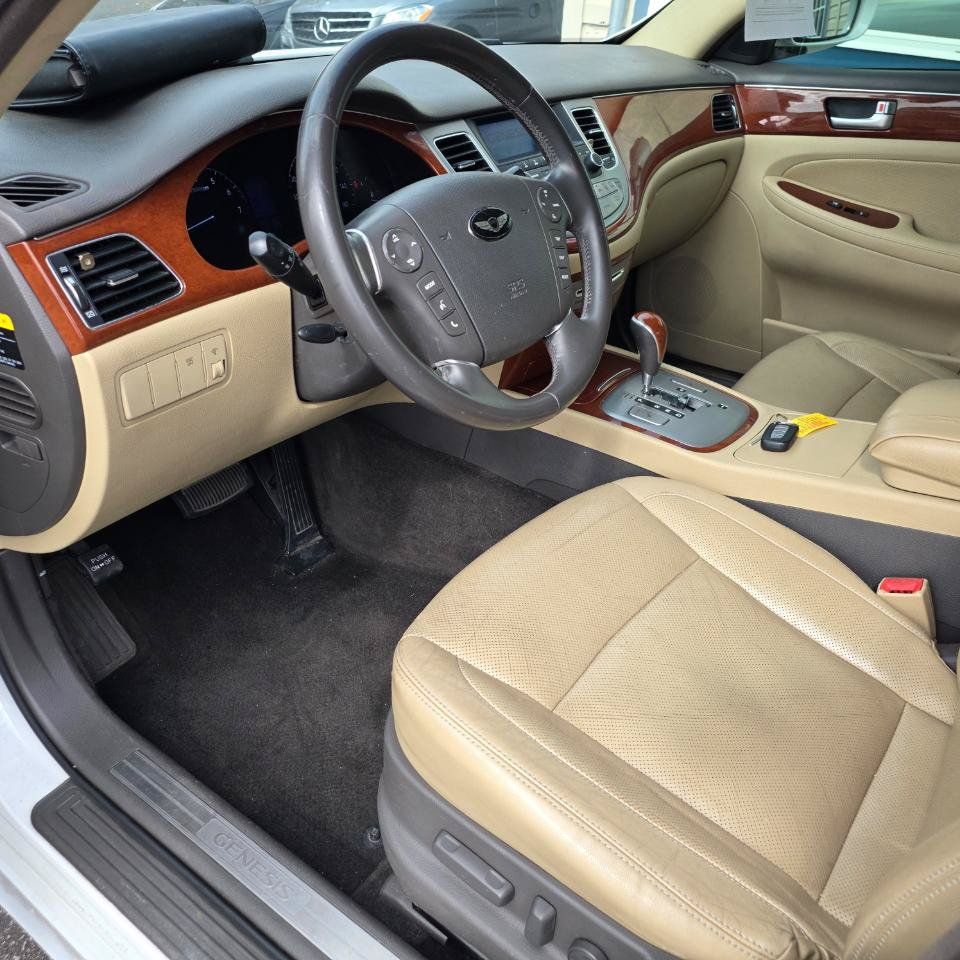 Used 2013 Hyundai Genesis 3.8 RWD image 21