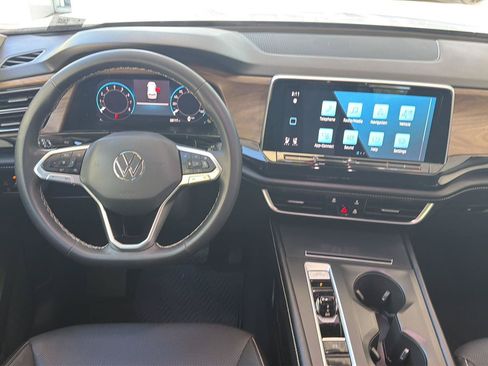 Certified 2024 Volkswagen Atlas SE FWD image 19