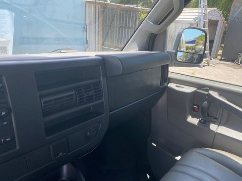Used 2017 Chevrolet Express 2500 RWD image 33