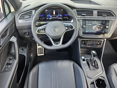 Certified 2022 Volkswagen Tiguan SE R-Line FWD image 12