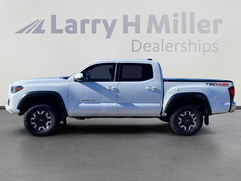 Used 2018 Toyota Tacoma TRD Off-Road image 2