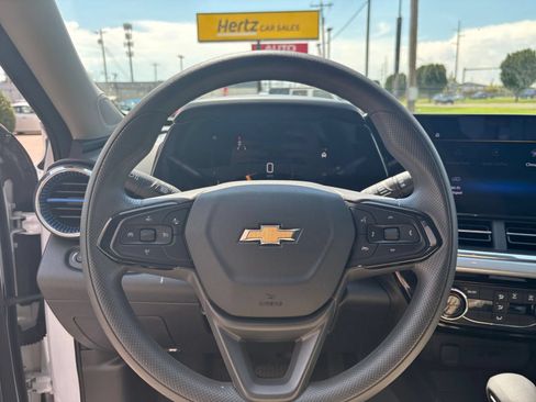 Used 2025 Chevrolet Trax LT FWD image 27