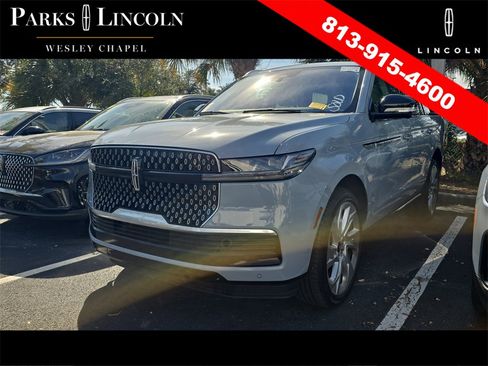 Used 2025 Lincoln Navigator Reserve image 5