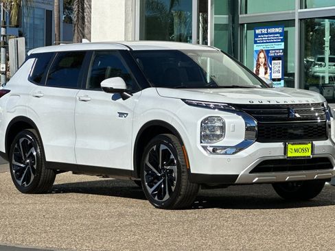 New 2025 Mitsubishi Outlander SE image 2