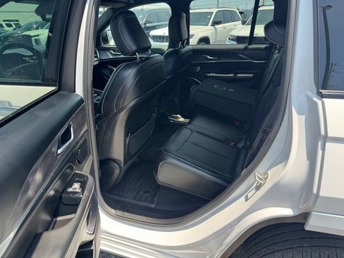 Used 2023 Jeep Grand Cherokee Overland AWD/4WD image 6
