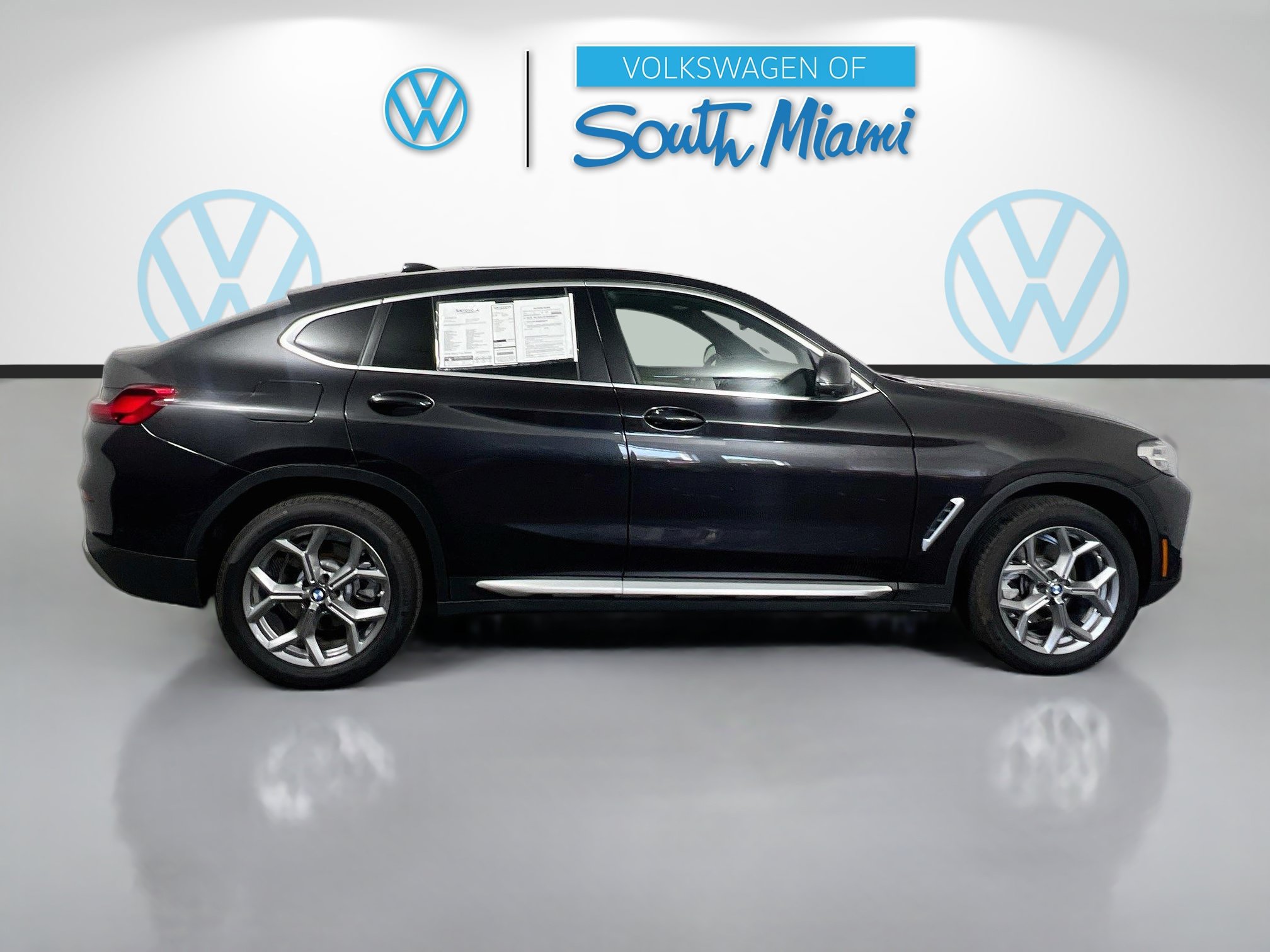 Used 2025 BMW X4 xDrive30i AWD/4WD image 2
