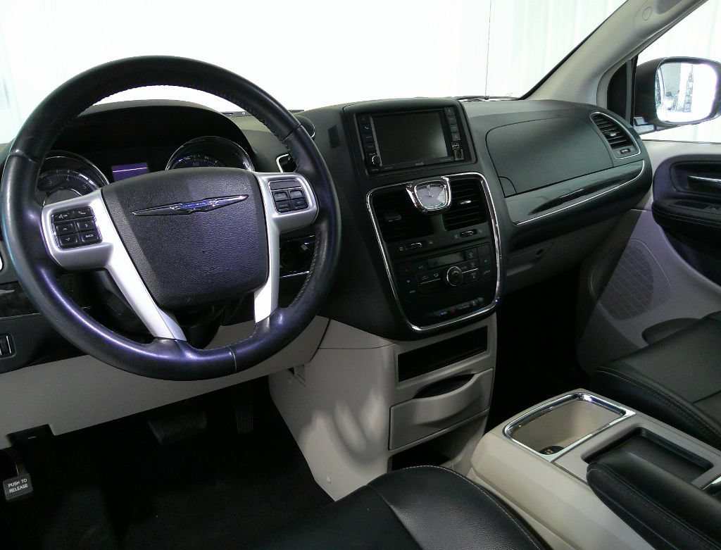 Used 2014 Chrysler Town & Country Touring FWD image 19