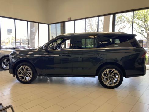 Certified 2025 Lincoln Navigator Reserve image 7