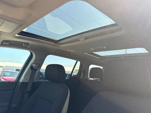 Used 2022 GMC Acadia SLE w/ Driver Convenience Package FWD image 12