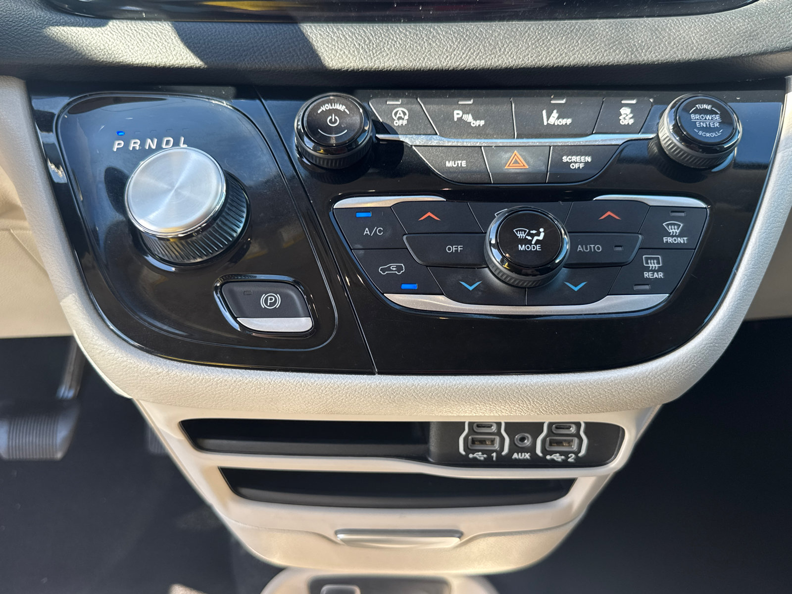 Used 2023 Chrysler Pacifica Touring-L FWD image 12