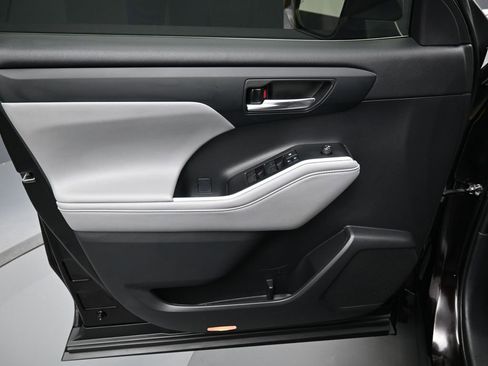 Used 2021 Toyota Highlander XLE image 11