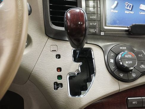 Used 2011 Toyota Sienna Limited w/ Premium Pkg image 28