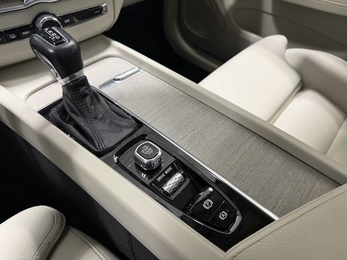 Used 2023 Volvo XC60 B5 Plus w/ Protection Package Premier FWD image 18