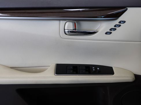 Used 2018 Lexus ES 350 350 w/ Luxury Package w/Wood Trim image 12