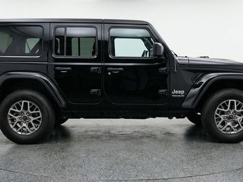 Used 2025 Jeep Wrangler Sahara image 11