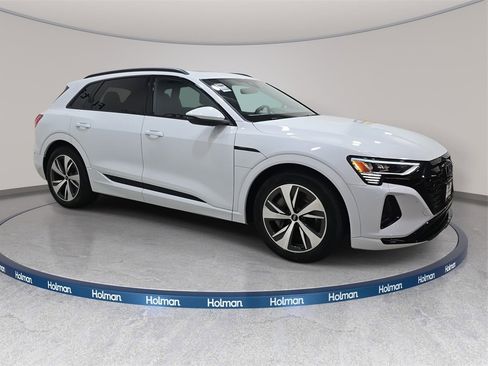 Used 2024 Audi Q8 e-tron Premium image 5