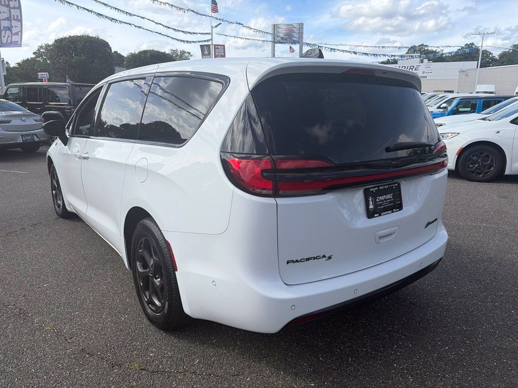 Used 2024 Chrysler Pacifica Limited FWD image 12