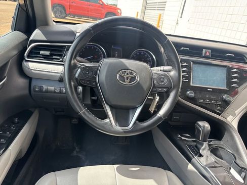 Used 2020 Toyota Camry SE image 4