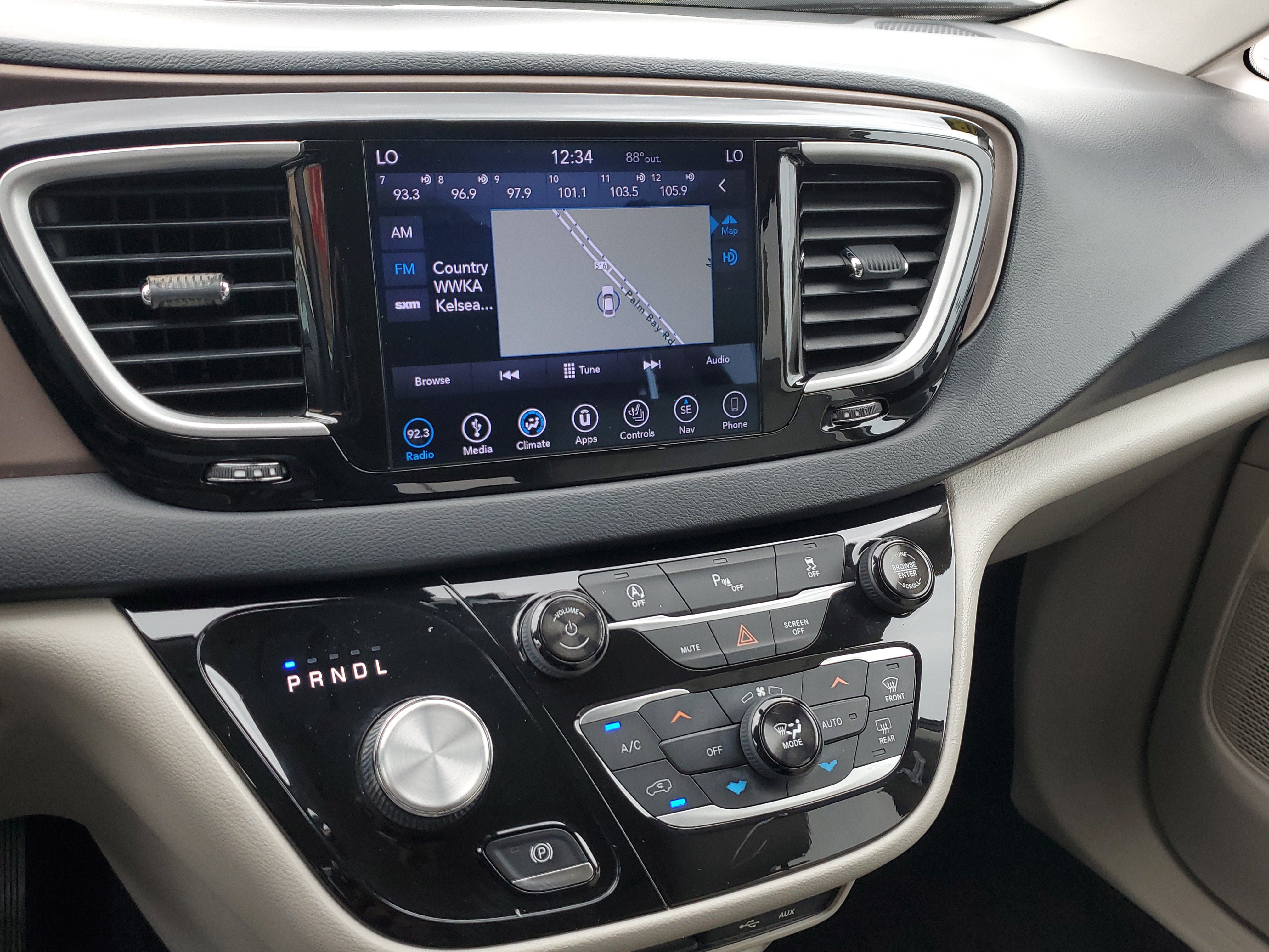 Used 2018 Chrysler Pacifica Touring-L FWD image 23