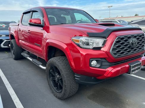Used 2020 Toyota Tacoma TRD Sport image 3