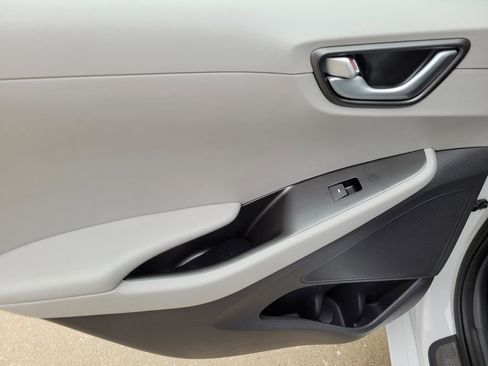 Used 2020 Hyundai Ioniq Limited image 15