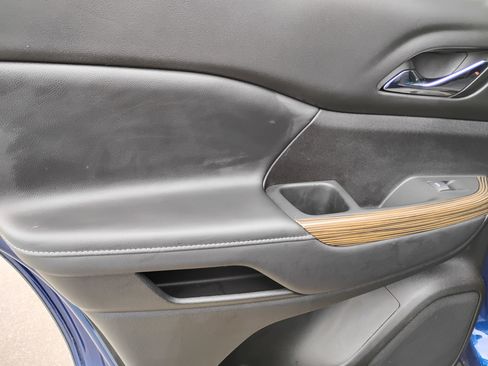 Used 2023 GMC Acadia SLE w/ Driver Convenience Package image 16