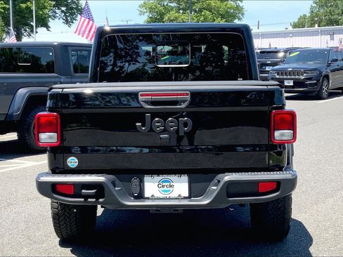 Used 2024 Jeep Gladiator Sport AWD/4WD image 3