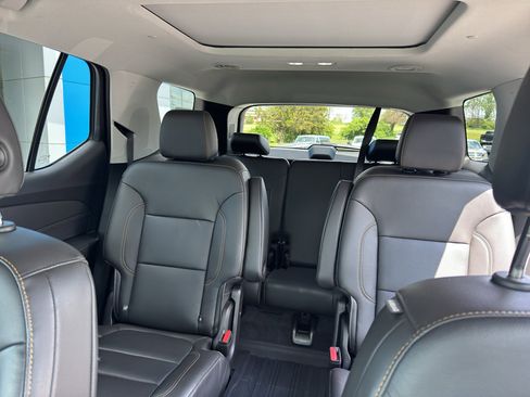 Used 2021 Chevrolet Traverse LT w/ LT Premium Package AWD/4WD image 16