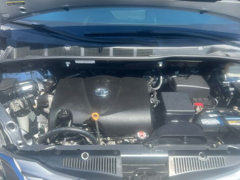 Certified 2017 Toyota Sienna Limited Premium image 3