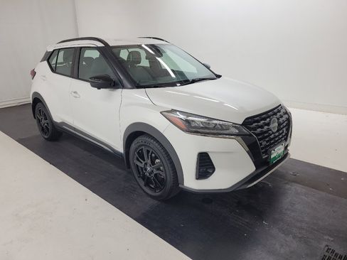 Used 2023 Nissan Kicks SR w/ SR Premium Package FWD image 13