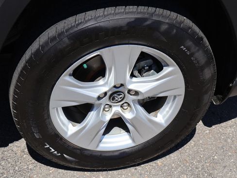 Used 2020 Toyota RAV4 XLE w/ Convenience Package FWD image 26
