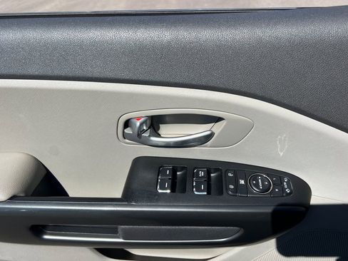 Used 2017 Kia Sedona LX w/ LX Essentials Premium Package FWD image 8