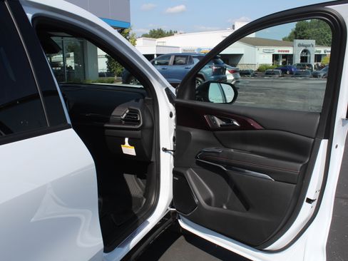 New 2027 Chevrolet Traverse RS w/ LPO, Floor Liner Package AWD/4WD image 25