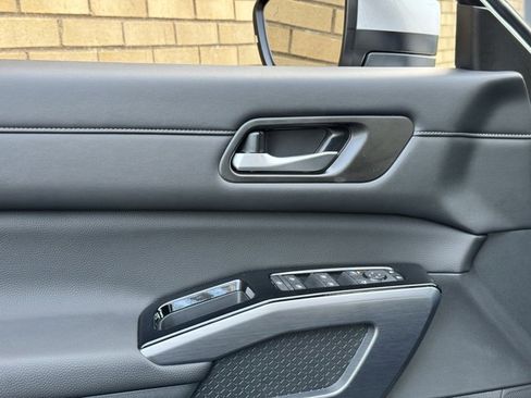 New 2025 Nissan Pathfinder SL image 25