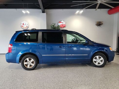 Used 2010 Dodge Grand Caravan SXT w/ Entertainment Group 2 FWD image 11